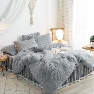Queen sized Duvet with throw pillows